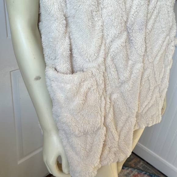 KOOLABURRA by UGG Embossed Sherpa Fuzzy Fleece Vest Birch Cream M - Picture 9 of 11
